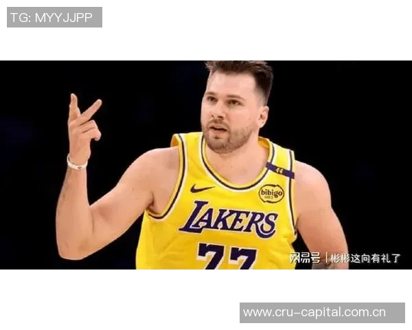 詹姆斯本赛季表现低迷球权到手立刻传给东契奇