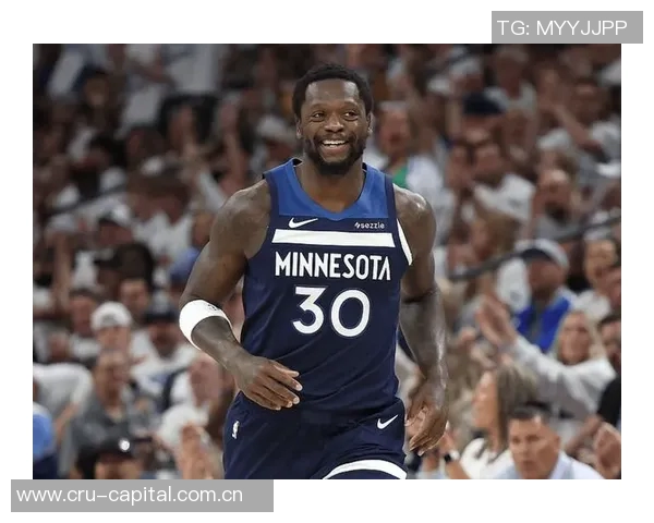 兰德尔上半场表现稳定11投6中贡献14分4篮板1助攻1抢断