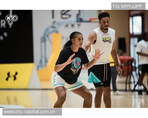 佩奇携女友与队友重返母校共同庆祝NCAA冠军戒指荣耀时刻 佩奇携女友与队友重返母校共同庆祝NCAA冠军戒指荣耀时刻